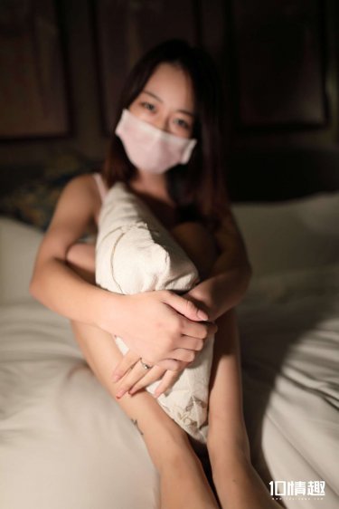 美女裸奔